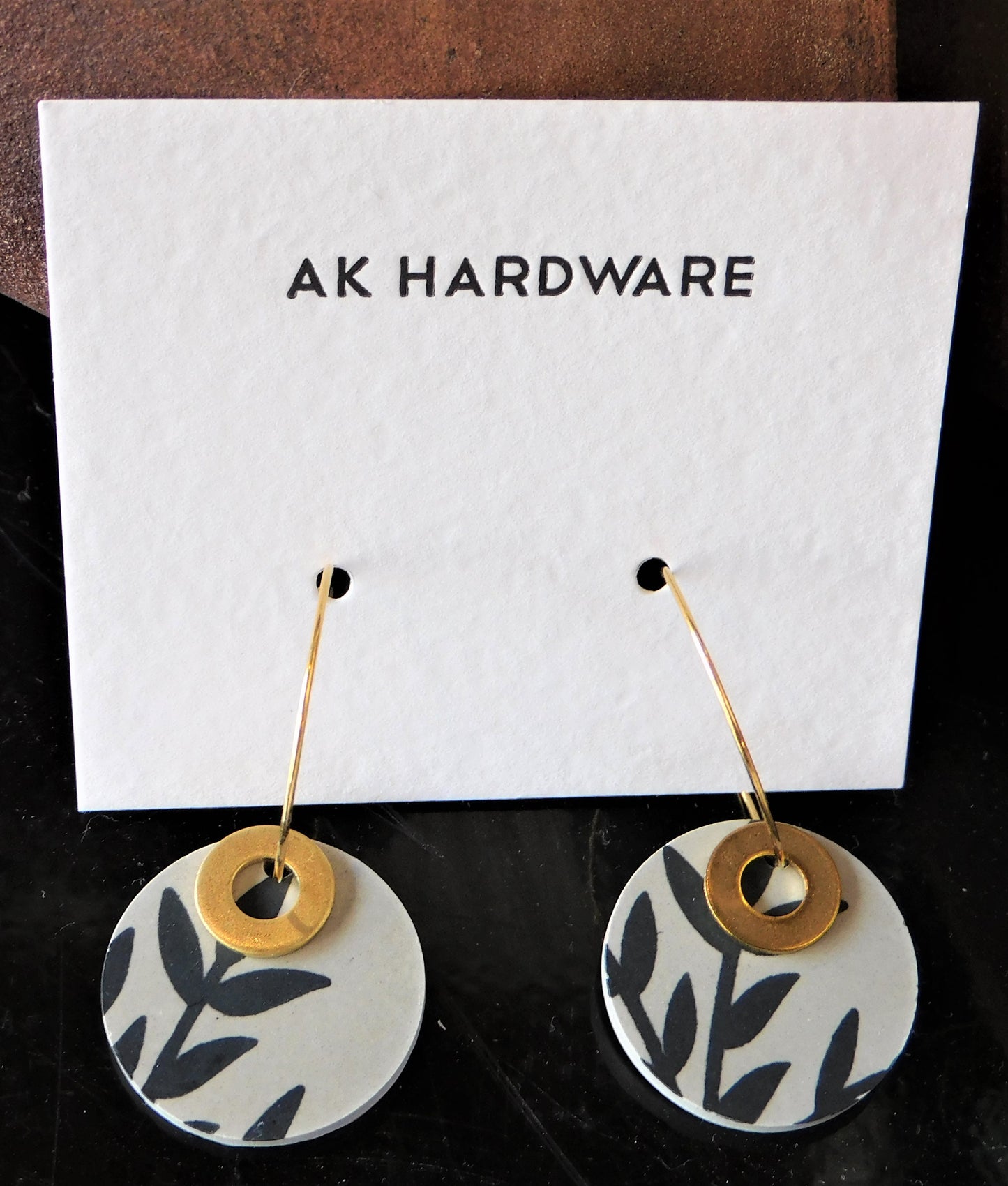 AK HARDWARE - Circle Leaf Earrings